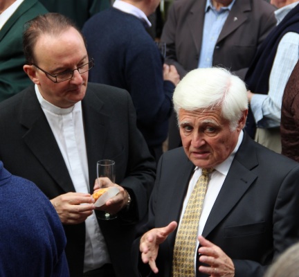 L'abbé Jean-Marc Ista et M. Didier Deru