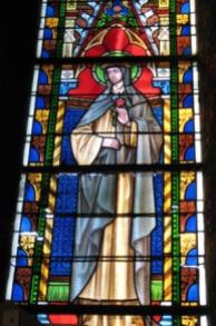 Une sainte non identifiée (sainte Rose ?), vitrail de droite dans le clocher