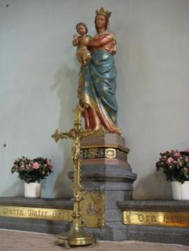 La statue de la Vierge, et le crucifix offert par des paroissiens et retrouvé... dans une brocante !