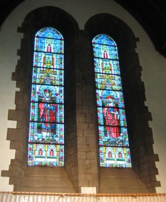 Le vitrail du fond du choeur, avec les saints patrons de l'église